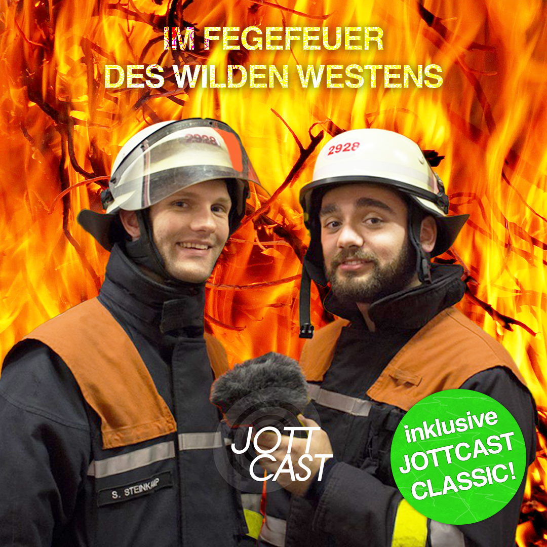 Das Cover für Jottcast Folge 209 "Im Fegefeuer des Wilden Westens". Podcast Hosts Simon und Simon in Feuerwehruniformen vor einem brennenden Hintergrund. Der Simon rechts im Bild hält einen Audiorekorder in der Hand.